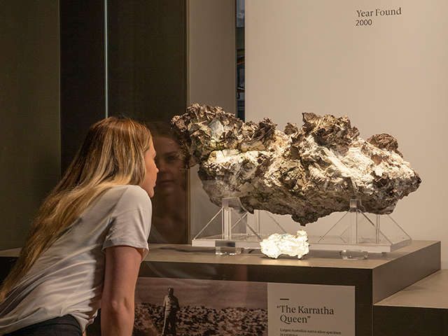 Attractions - The Karratha Queen silver nugget - Visit The Perth Mint