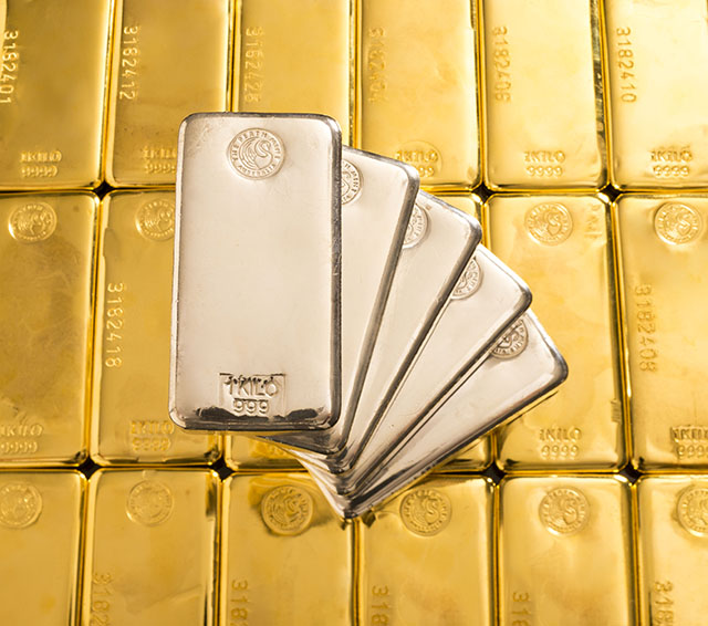 640x4801KILO silver cast bars fanned on 1KILO gold cast bars