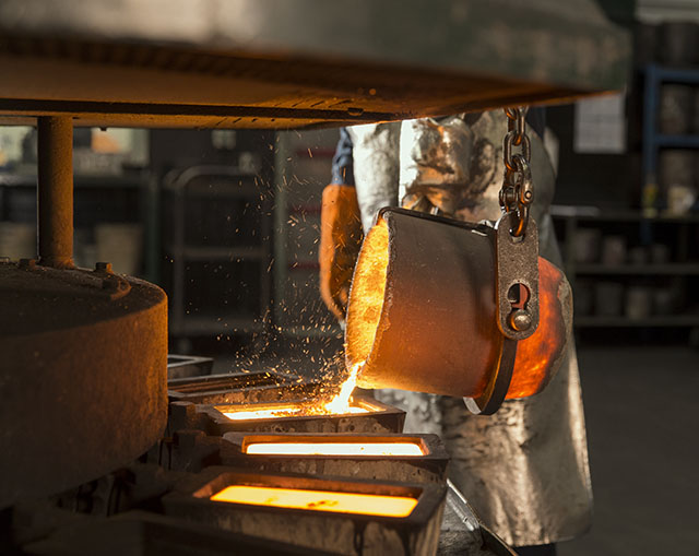 640x480Refinery gold pour