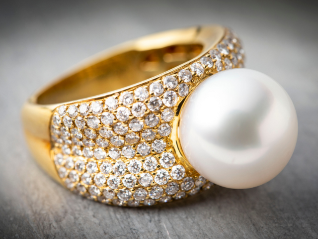 Pearl and diamond gold ring 640x480