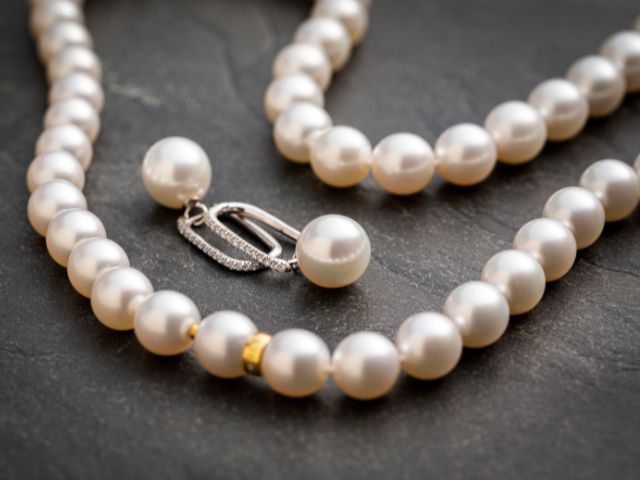 How do pearls get their colour 640x480