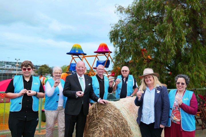 volunteer group photo with Perth Mint Chair and RASWA CEO